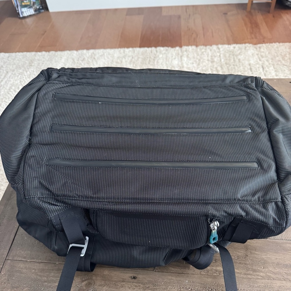 Thule Crossover 70L Travel Duffel – Black – Large Luggage - Picture 3 of 8